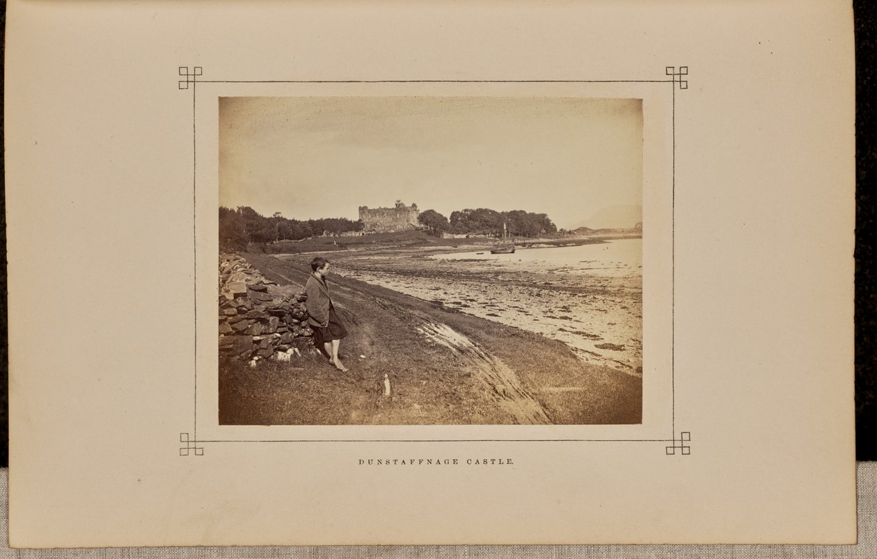 Zamek Dunstaffnage autorstwa George Washington Wilson