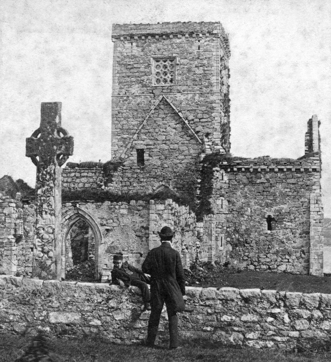 Ruiny katedry i St Martins Cross, Iona, Argyll and Bute, Szkocja, koniec XIX wieku. autorstwa George Washington Wilson