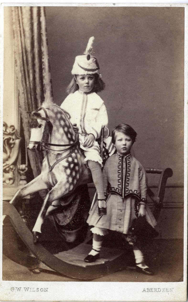 Młoda dziewczyna w kapeluszu na koniu na biegunach z inną dziewczyną stojącą obok, lata 60. XIX wieku (druk albumowy) autorstwa George Washington Wilson