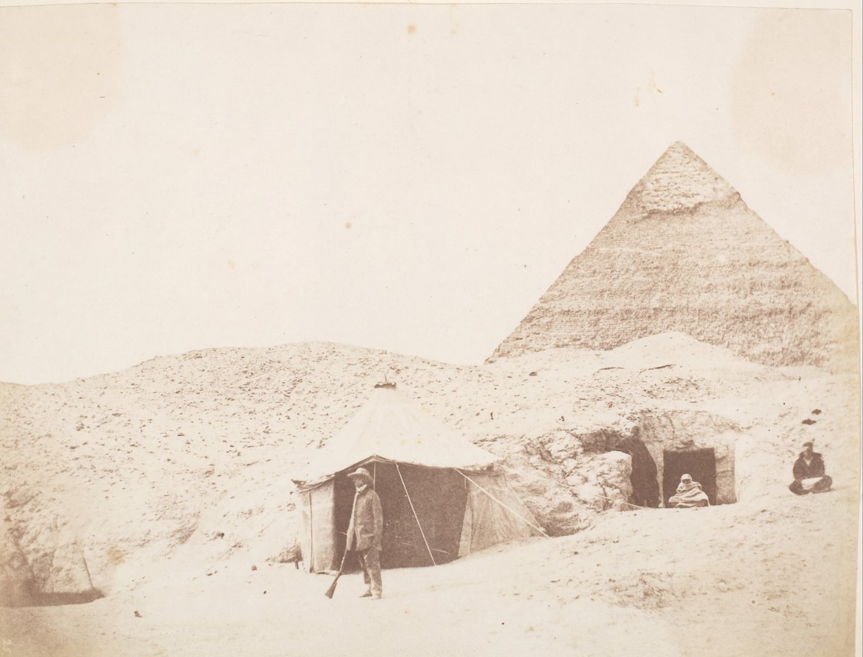 Fotograf przed swoim namiotem na miejscu piramidy Chefrena Chefrena, 1851. autorstwa George Wilson Bridges