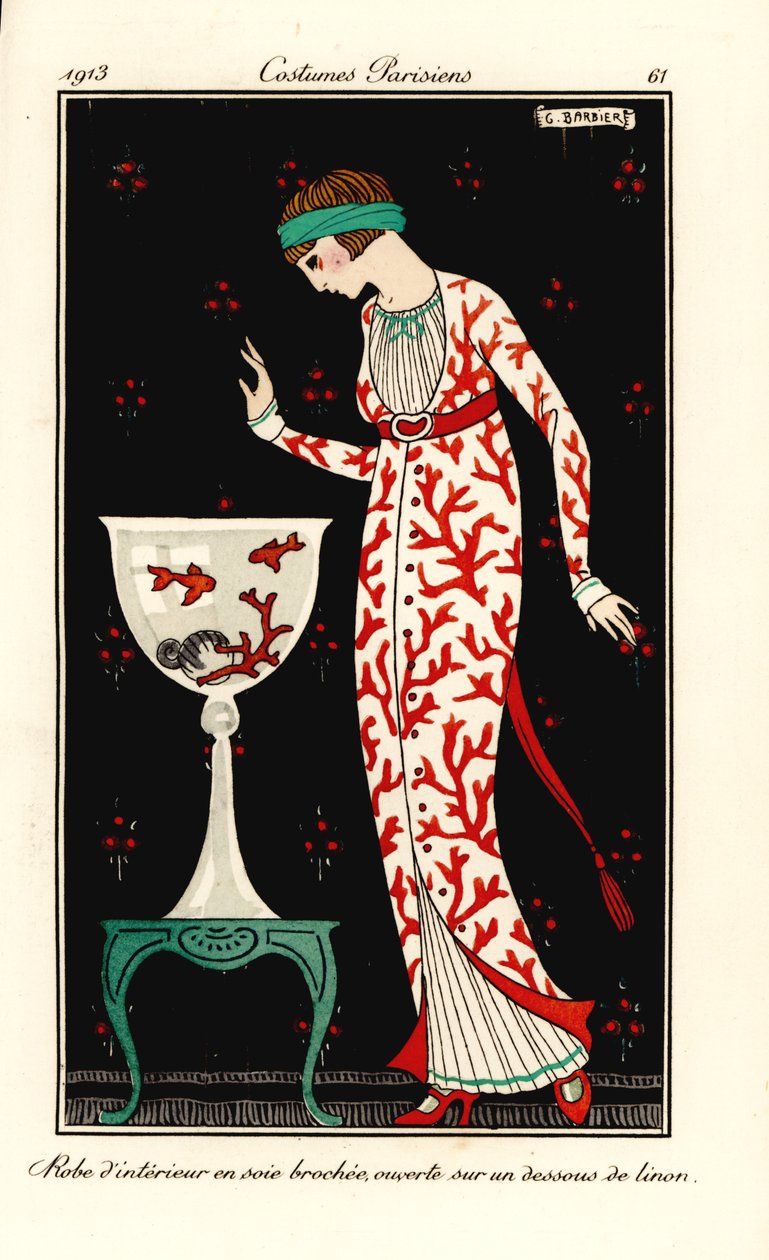 Kobieta w domowej sukni z jedwabiu w koralowe wzory na lnianej halce. Akwarium z koralami i złotą rybką. Robe d’interieur en soie brochee, ouverte sur un dessous de linon. Ręcznie kolorowany pochoir (szablon) akwaforta według ilustracji George