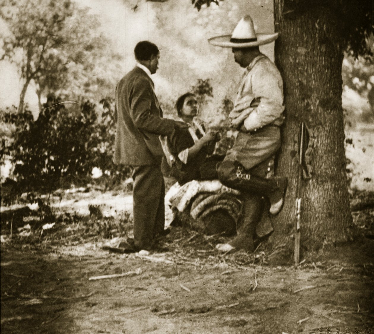 Pancho Villa na swoim ranczu, 1920-23 (zdjęcie bw) autorstwa Gerald Brandon