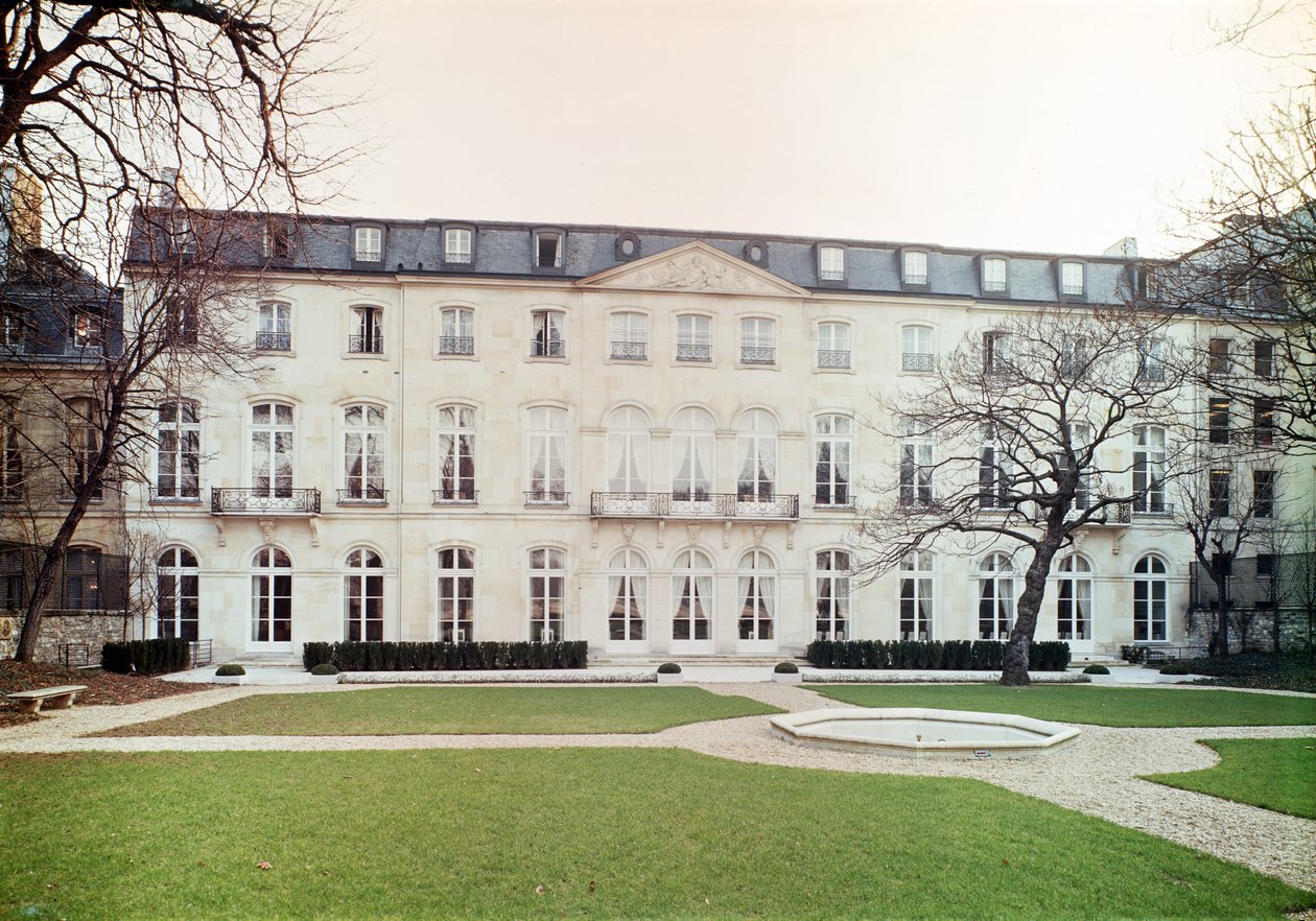 Widok na elewację ogrodową Hotelu de Beauharnais, wybudowanego w 1713 r. Wnętrze Salonu Vert w mieszkaniu księcia Eugeniusza de Beauharnais (1781-1824) autorstwa Germain Boffrand