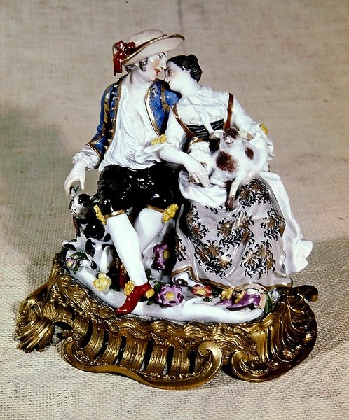 Miśniowe figury pasterza i pasterki, oprawione w cokoły ormolu w stylu Ludwika XV (porcelana) autorstwa German School