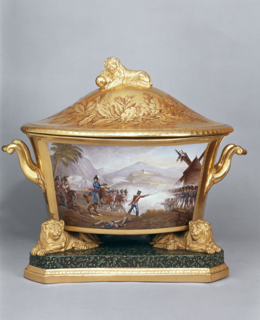 Waza z Pruskiego Serwisu Obiadowego, Berlin, 1816-19 (porcelana i złocone) (patrz także 10534) autorstwa German School