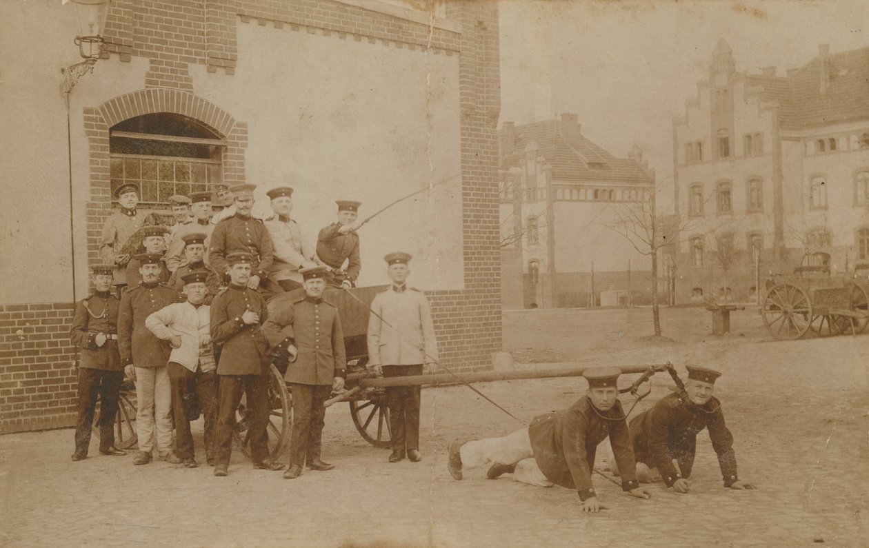 Niemieccy żołnierze ciągnący (karabin) powóz. Pocztówka wysłana w 1913 roku. autorstwa German Photographer