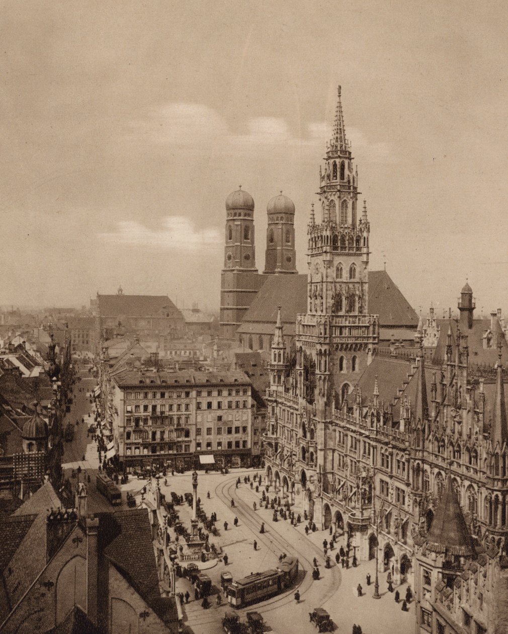 Munchen / Monachium: Marienplatz z nowym ratuszem (zdjęcie czarno-białe) autorstwa German Photographer