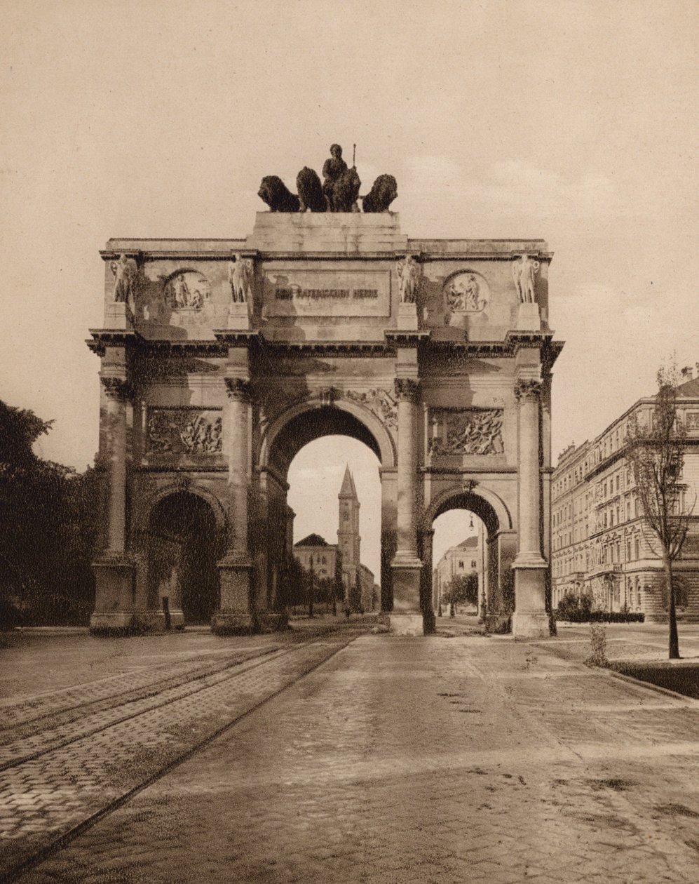 Munchen / Monachium: Siegestor (zdjęcie czarno-białe) autorstwa German Photographer