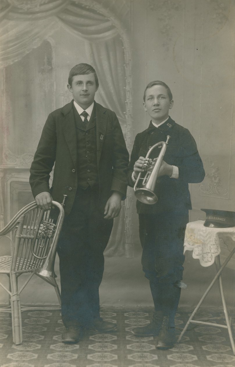Pocztówka przedstawiająca dwóch młodych mężczyzn z trąbkami, jeden w mundurze Heilsarmee, wysłana w 1913 r. (zdjęcie czarno-białe) autorstwa German Photographer
