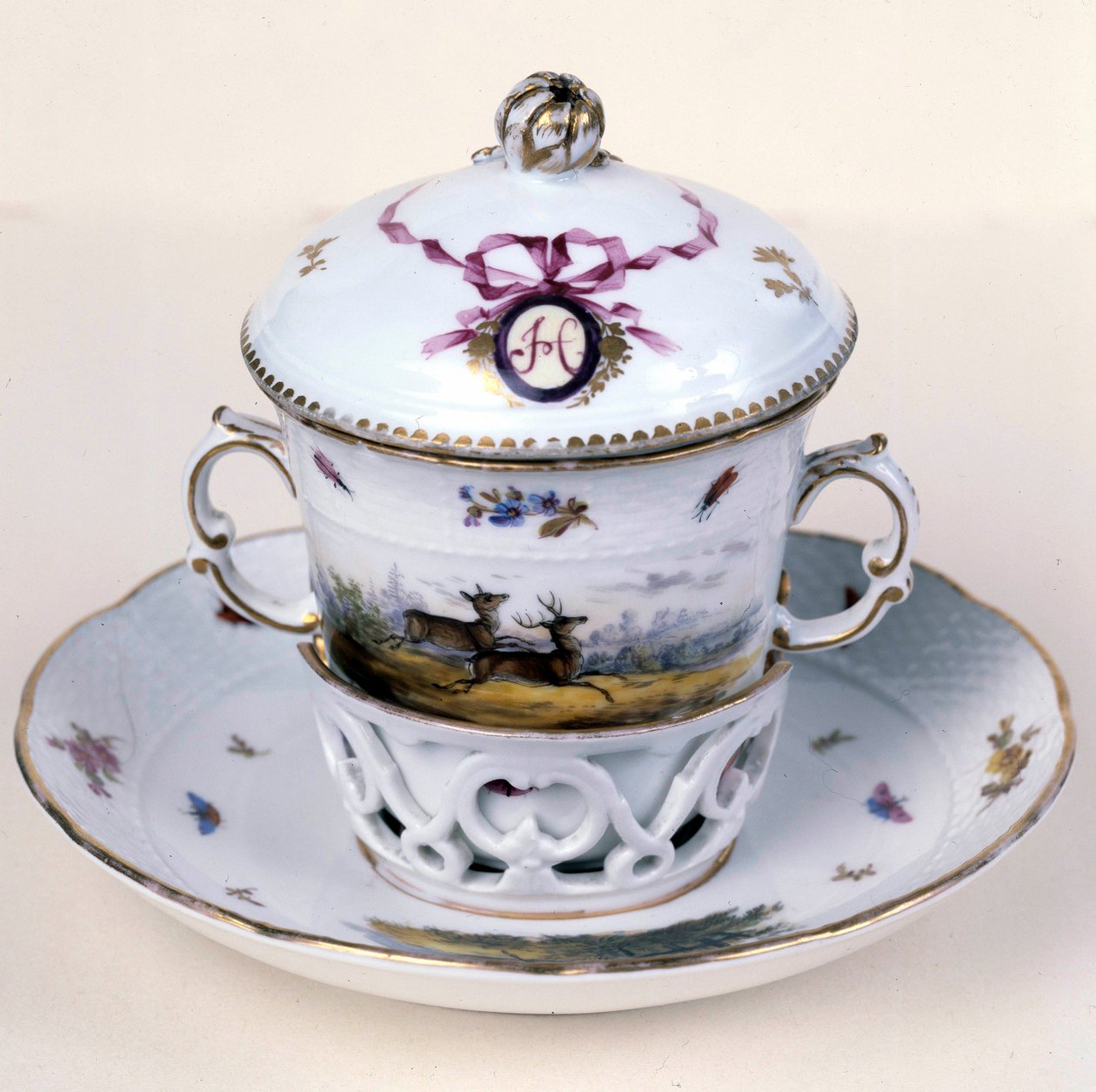 XIX-wieczny porcelanowy kubek osikowy (używany do picia gorących napojów). Produkcja niemiecka. Besançon. Muzeum Sztuk Pięknych autorstwa German School
