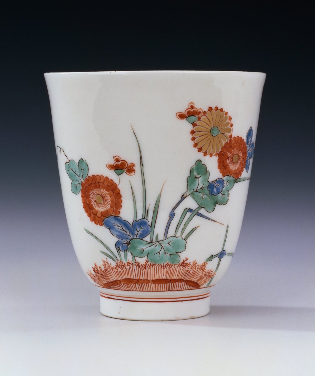 Kielich Bottger Kakiemon pomalowany chryzantemą i trawami, ok. 1725 autorstwa German School