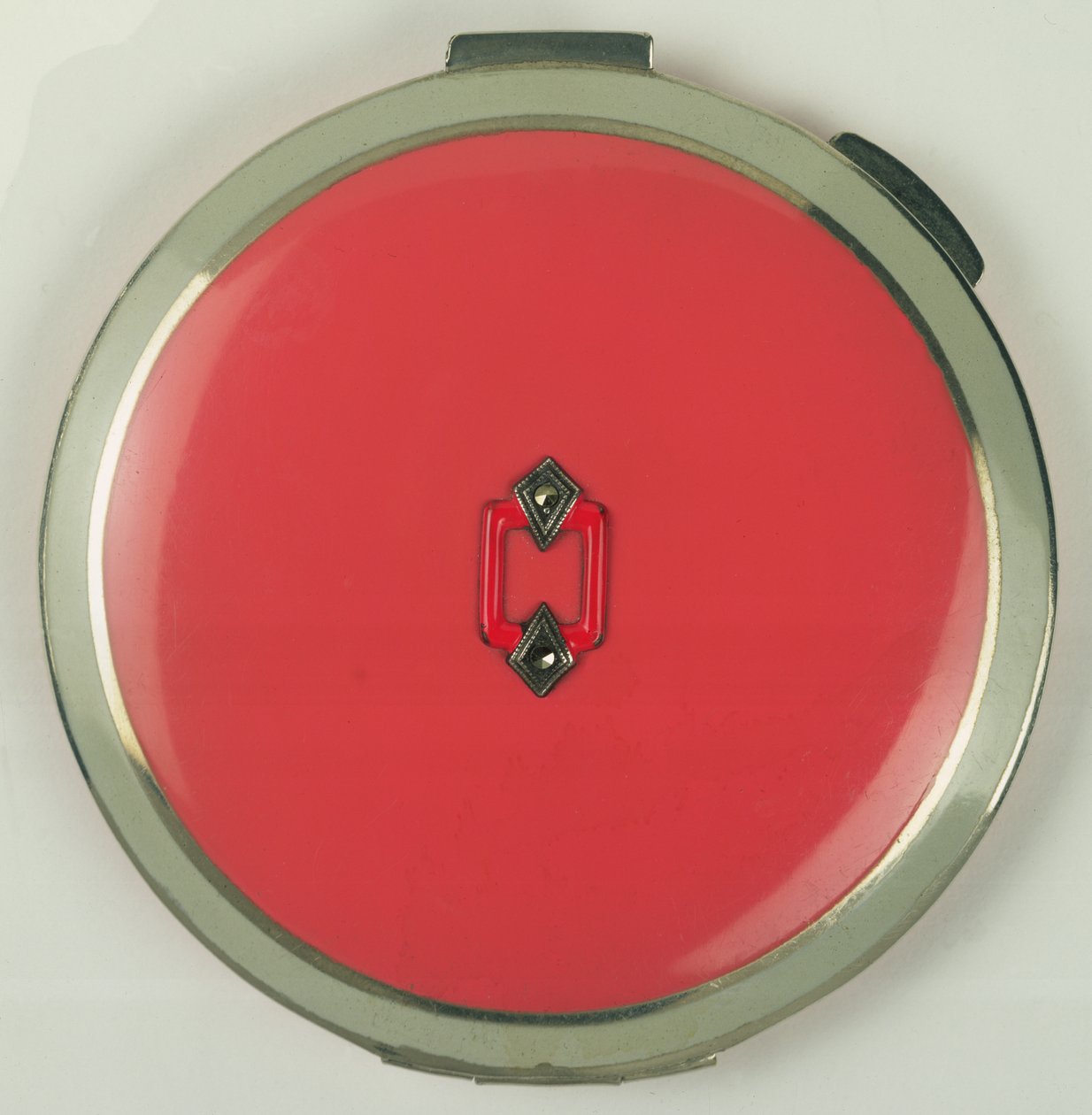 Puder w kompakcie Art Deco firmy Rowenta, lata 50. (koral) autorstwa German School