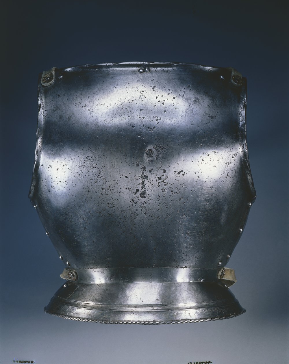 Płyta tylna, ok. 1510-1530 (stal z czarną farbą, skórzane paski) autorstwa German School