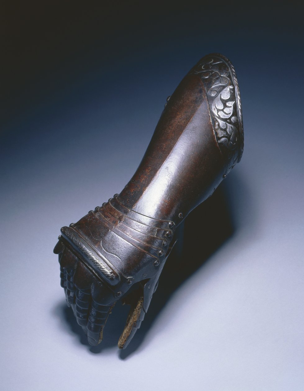 Czarno-biała rękawica łokciowa na prawą rękę, ok.1570 autorstwa German School