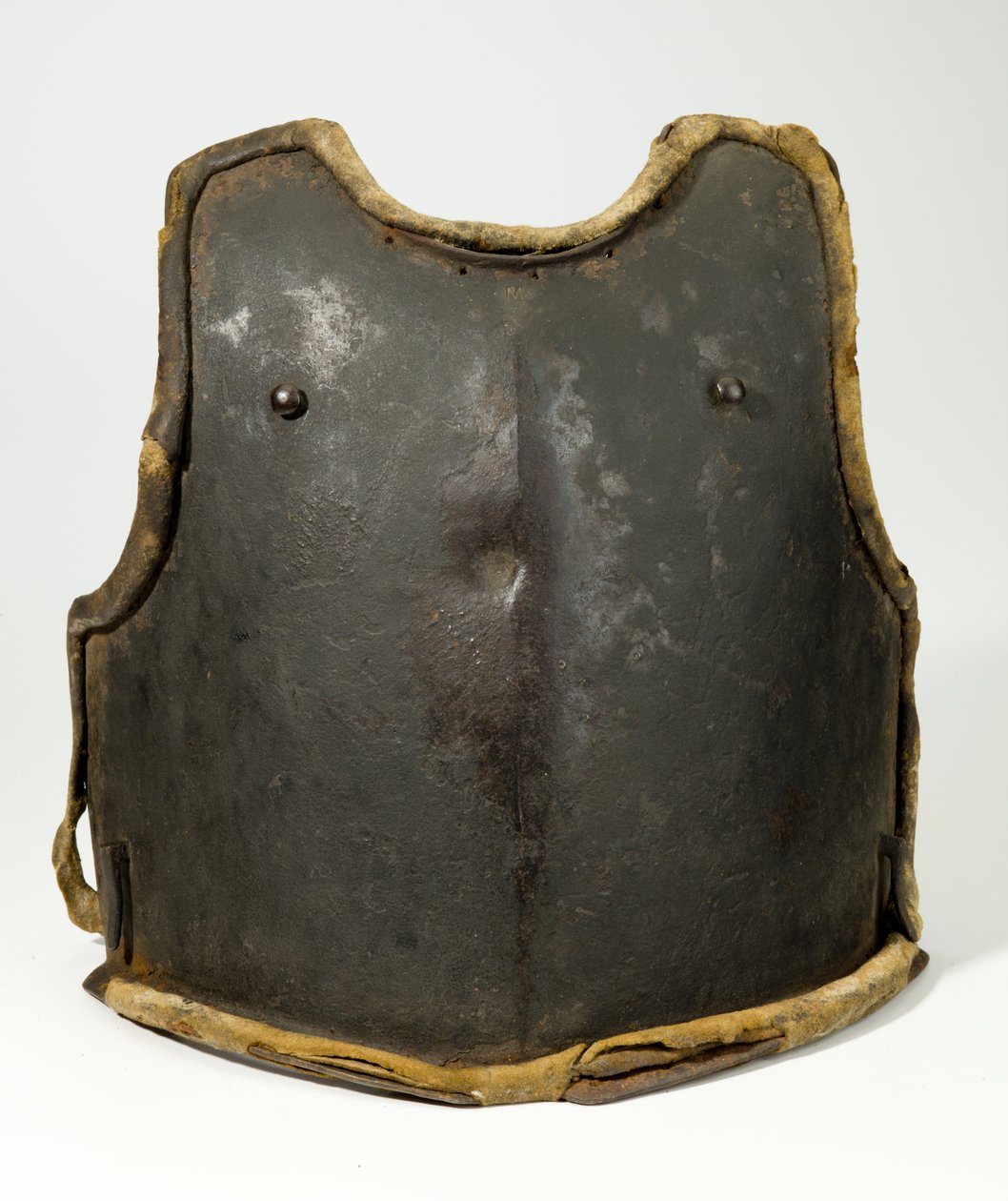 Napierśnik, ok. 1650-1700 (stal, farba, skóra i tkanina) autorstwa German School