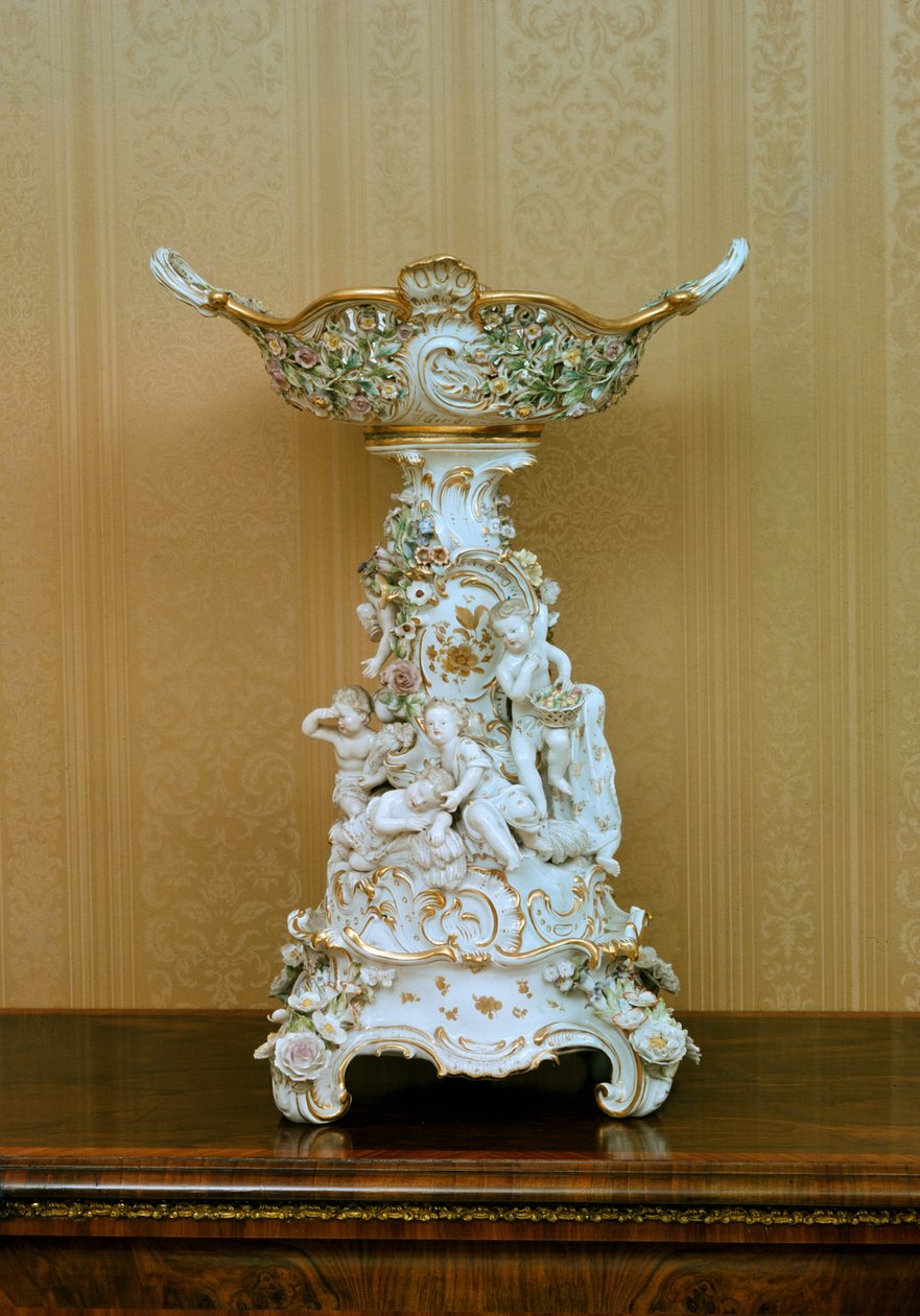 Stojak na ciasto z aniołkami przedstawiającymi pory roku, ok. 1830 (porcelana) autorstwa German School