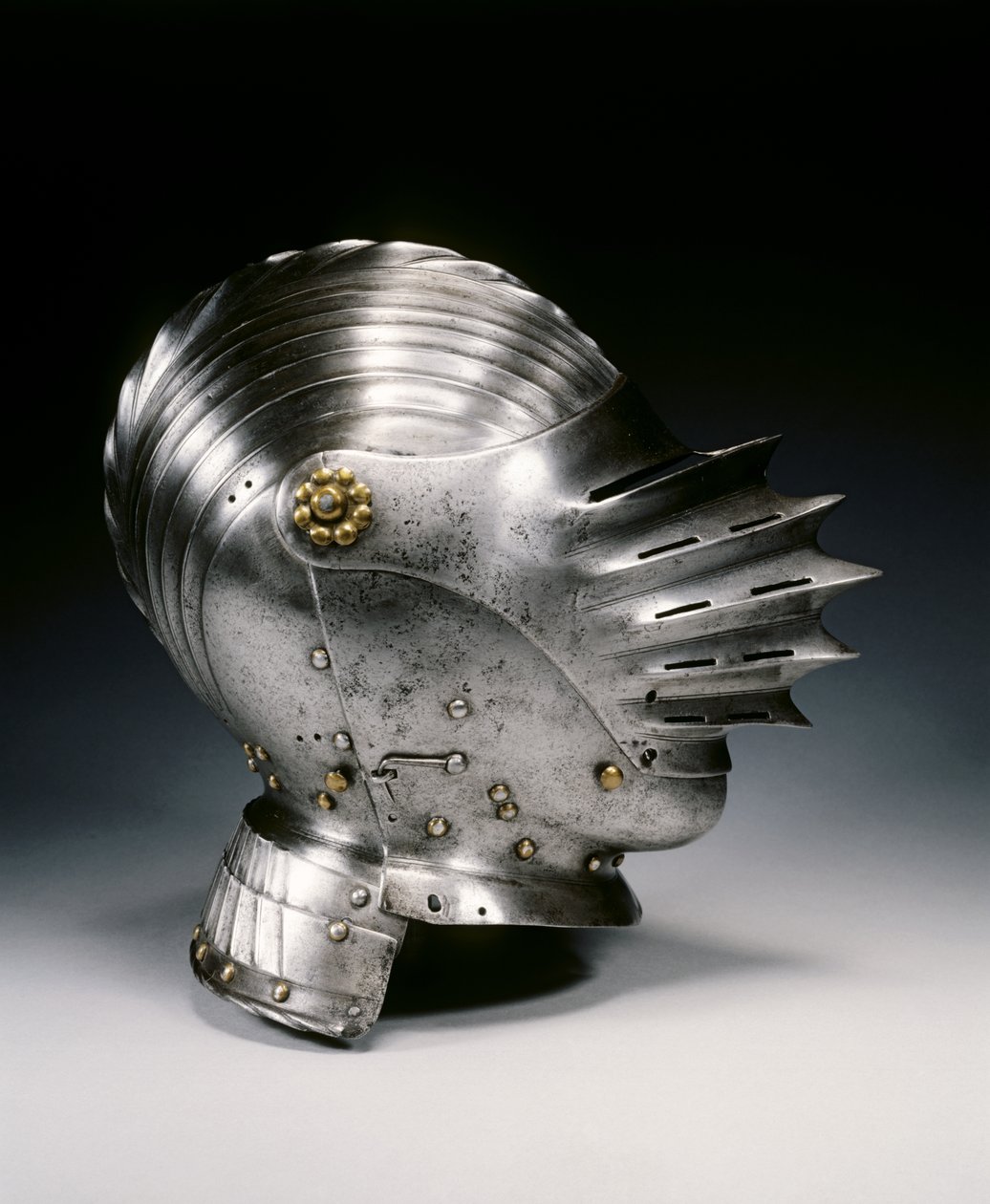 Hełm zamknięty w stylu Maksymiliana, ok. 1520 (stal i mosiądz) autorstwa German School