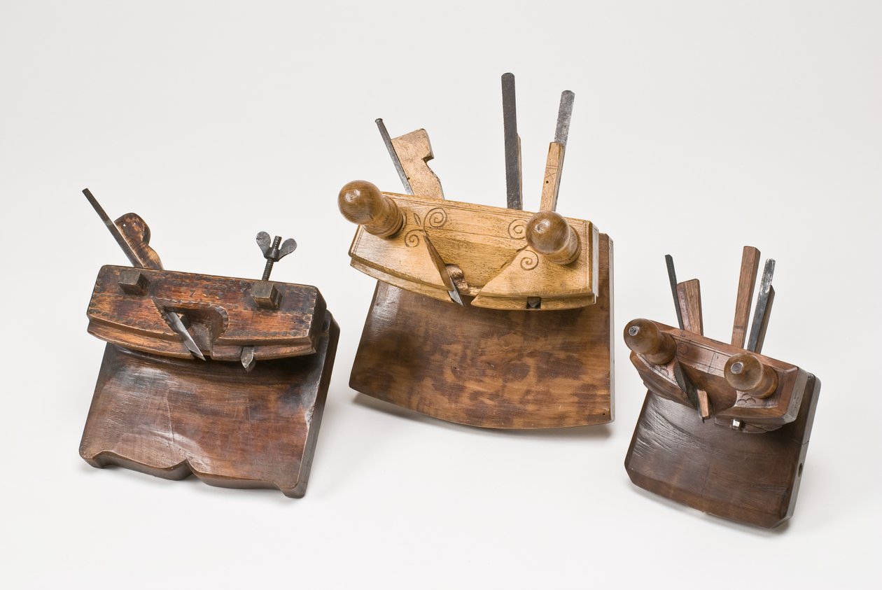 Coopers croze planes, datowane na lata 1735, 1842 i początek do połowy XIX wieku (drewno jarzębiny i metal) (patrz także 701103) autorstwa German School