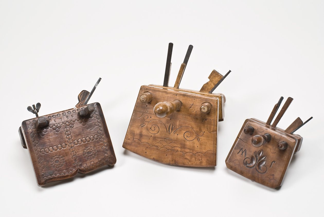 Coopers croze planes, datowane na lata 1735, 1842 i początek do połowy XIX wieku (drewno jarzębiny i metal) (patrz także 701102) autorstwa German School