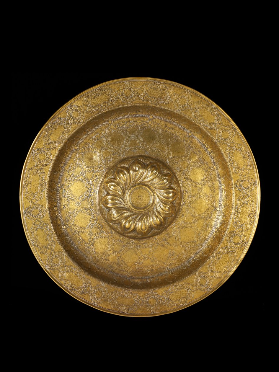 Talerz mosiężny grawerowany ze srebrną inkrustacją, centralny medalion otoczony repusowymi spiralnymi gadronami, 1500-1525 autorstwa German School