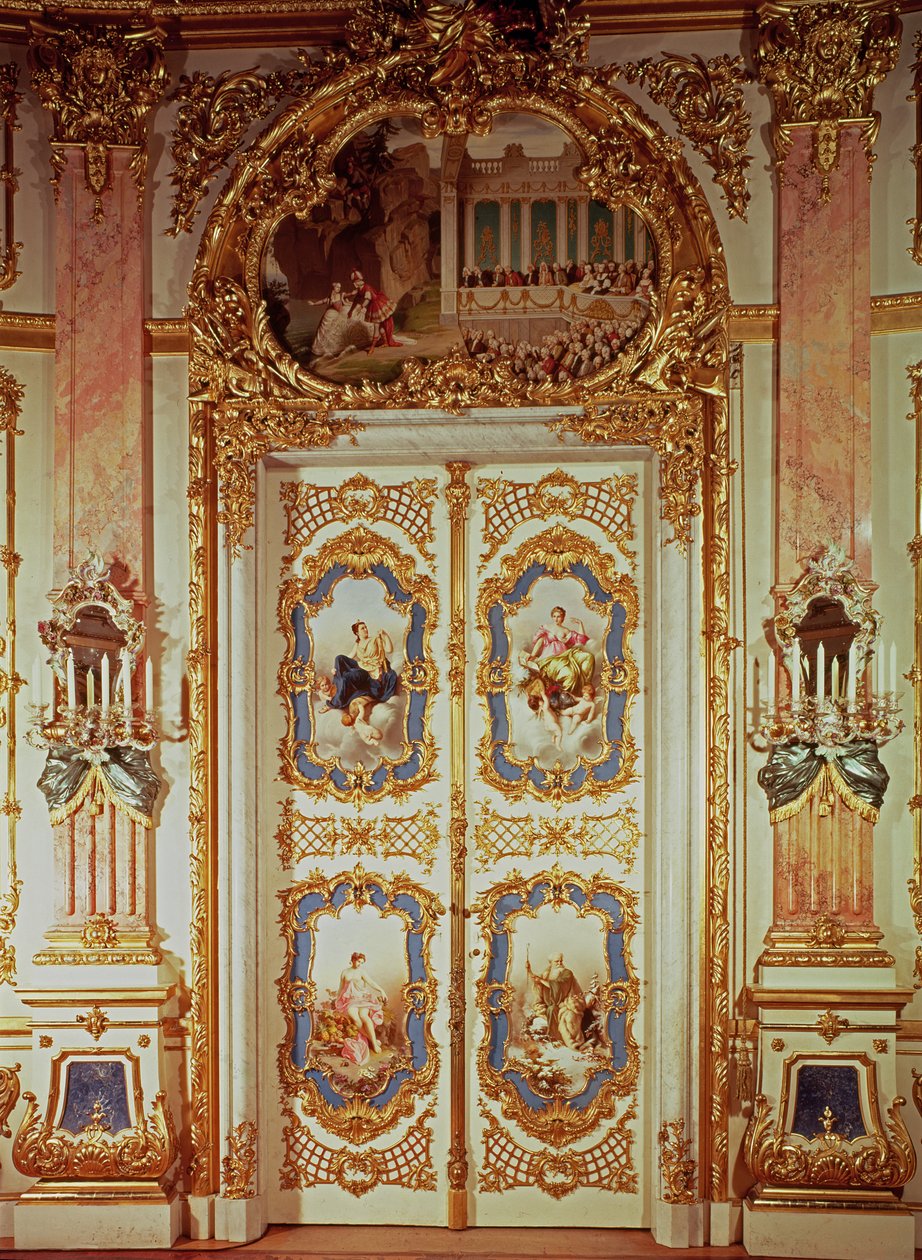 Drzwi Sali Porcelany z czterema panelami przedstawiającymi klasyczne sceny z Miśni i jedną przedstawiającą przedstawienie teatralne autorstwa German School