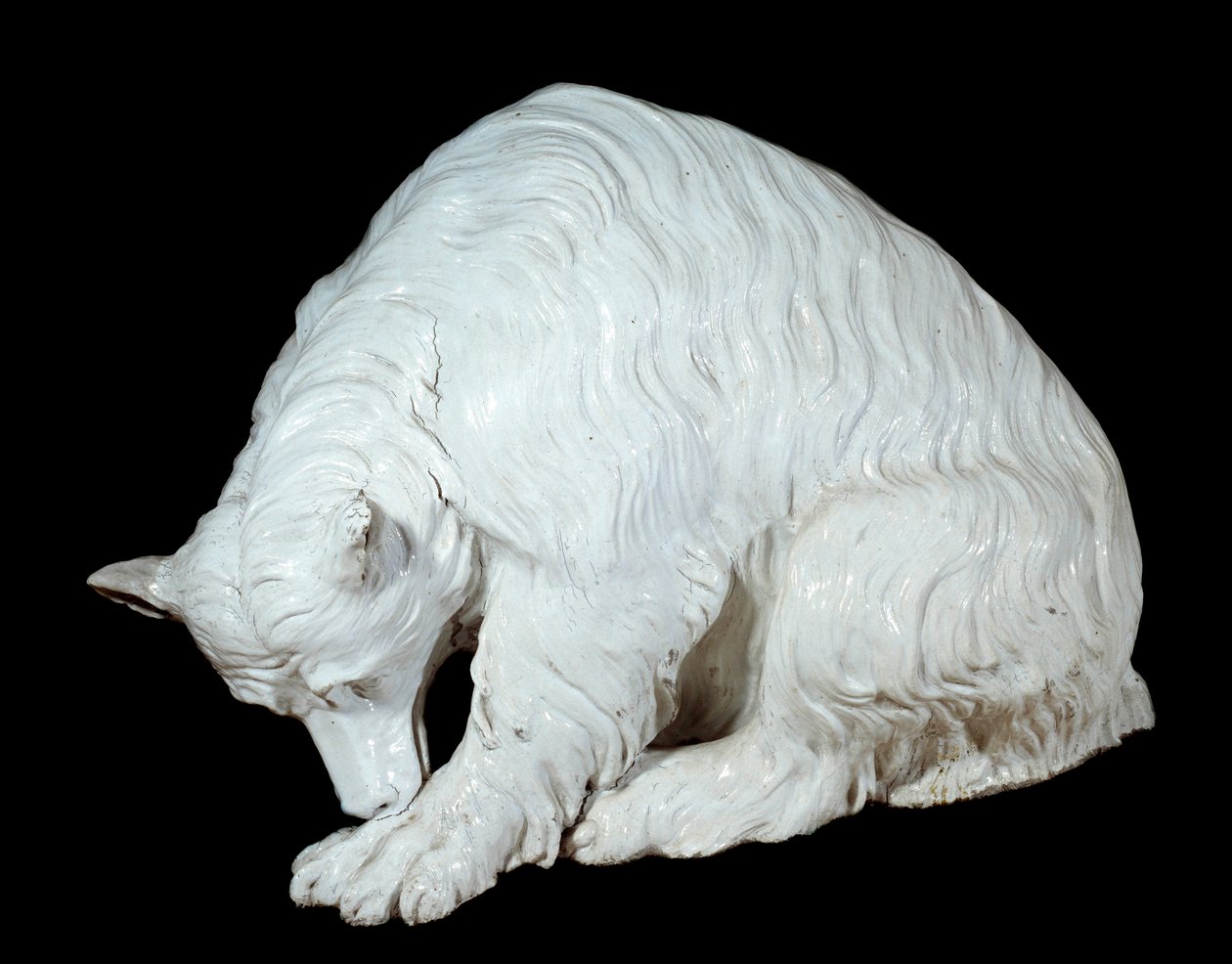 Sztuka niemiecka: Miś z twardej porcelany z Berlina, ok. 1732 - 1735. Rzeźba z porcelany miśnieńskiej. Wymiary: 0,58 x 0,50 x 0,09m. Sevres. Produkcja porcelany autorstwa German School