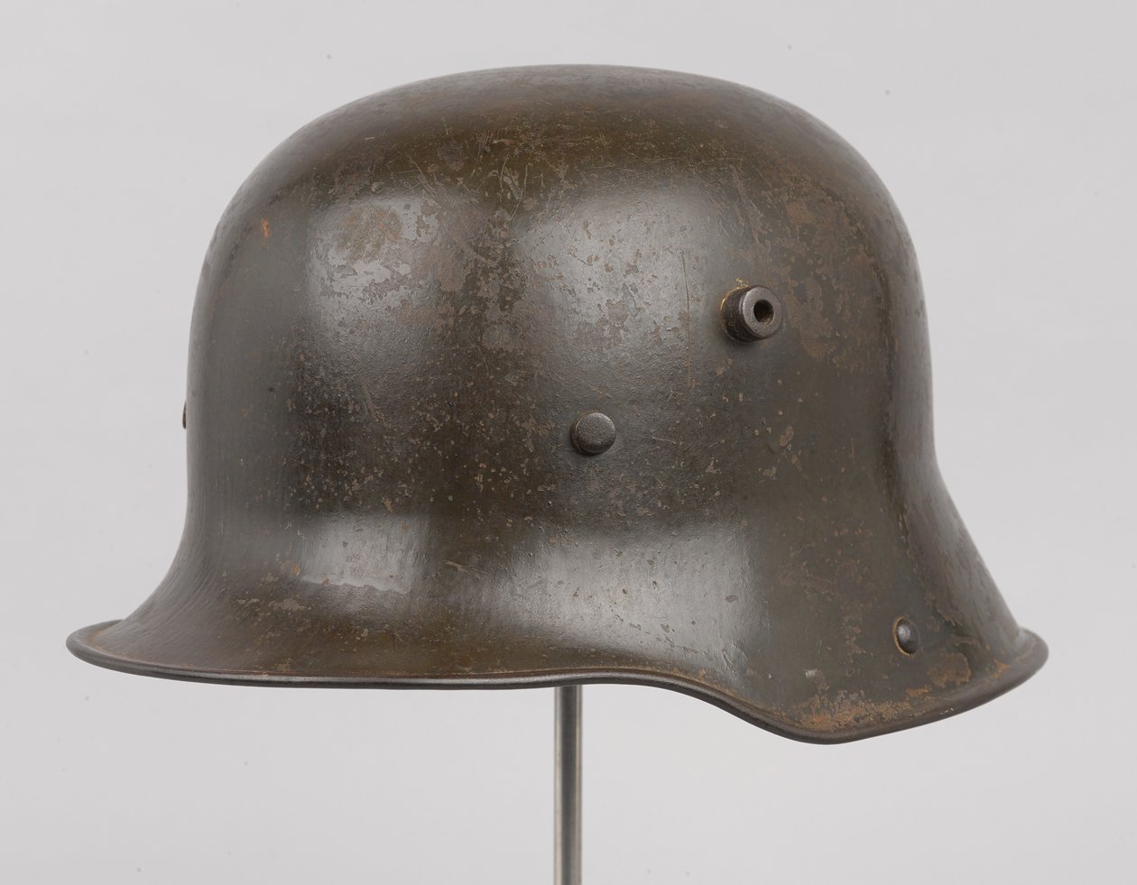 Niemiecki hełm stalowy lub „Stahlhelm”, c.1916 (hełm) autorstwa German School