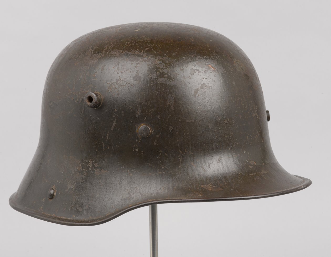 Niemiecki hełm stalowy lub „Stahlhelm”, c.1916 (hełm) autorstwa German School