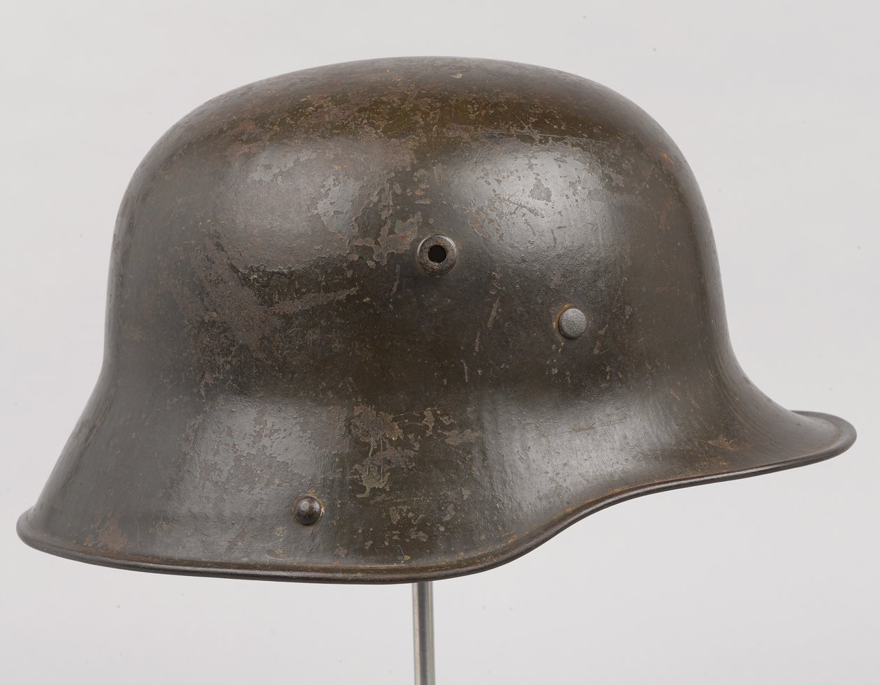 Niemiecki hełm stalowy lub „Stahlhelm”, c.1916 (hełm) autorstwa German School