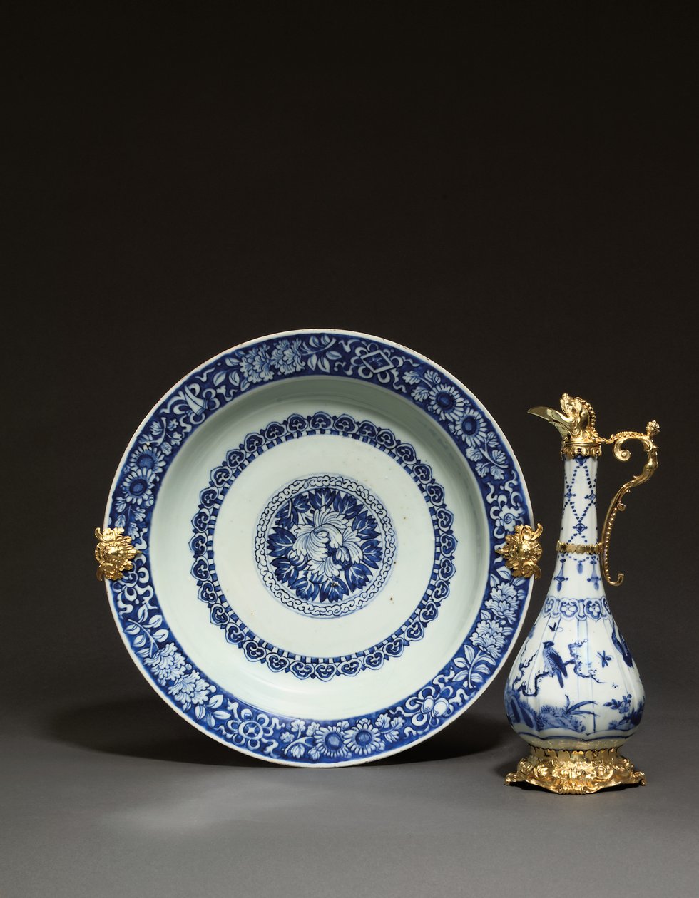 Obijany chiński dzban i naczynie, Augsburg, ok. 1655-60 (porcelana i srebrno-złocone) (zob. też 1153958) autorstwa German School