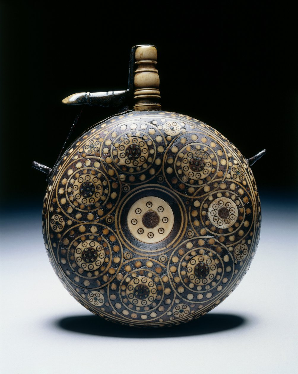 Proszek, ok.1620-50 (orzech z rogiem, kością, mosiądzem i żelazem) autorstwa German School