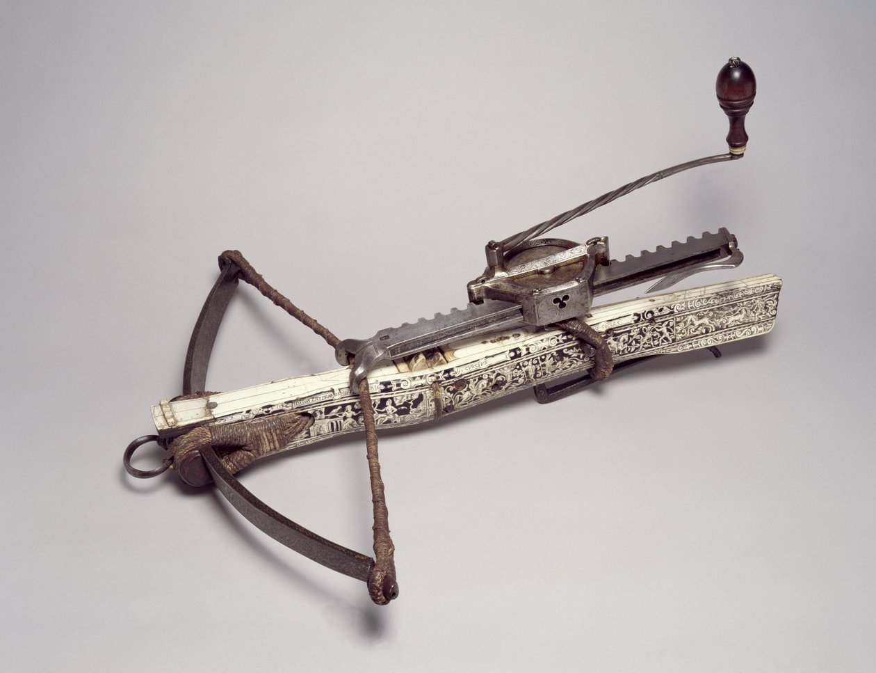 Sporting Crossbow and Cranquin (stal i drewno inkrustowane rogiem i kością) autorstwa German School