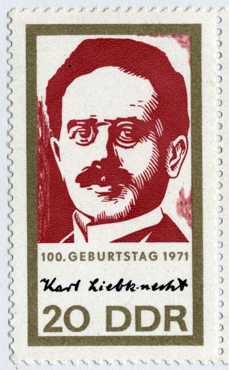 Znaczek przedstawiający Karla Liebknechta (1871-1919), niemieckiego rewolucyjnego komunistę, jednego z założycieli ruchu spartakowskiego (spartakizmu lub Niemieckiej Partii Socjaldemokratycznej). autorstwa German School