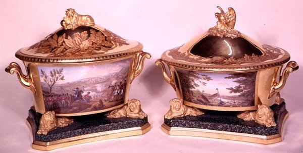 Dwie wazy z Pruskiego Serwisu Obiadowego, Berlin, 1816-19 (porcelana i pozłacane) (patrz także 3043 i 68588) autorstwa German School