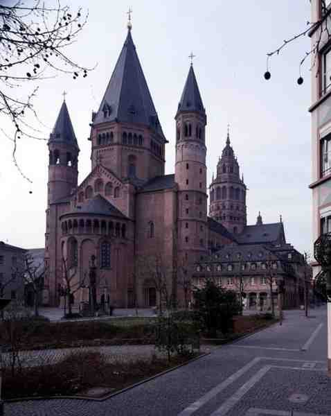 Widok katedry św. Marcina i św. Szczepana od strony północno-wschodniej autorstwa German School