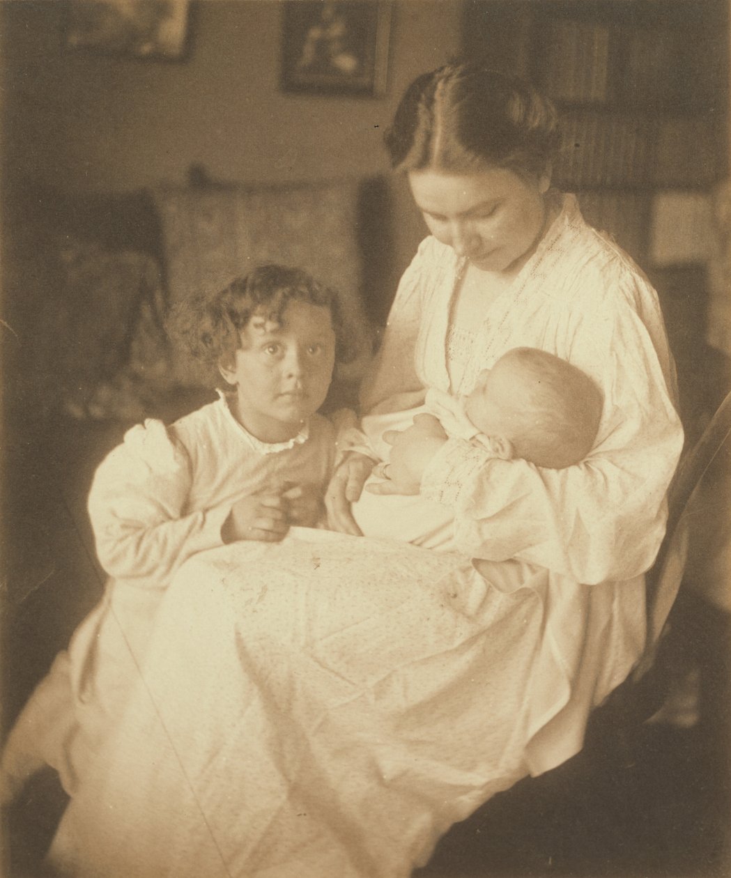 [Matka w szlafroku, siedząca, z niemowlęciem i małym synkiem]. autorstwa Gertrude Käsebier