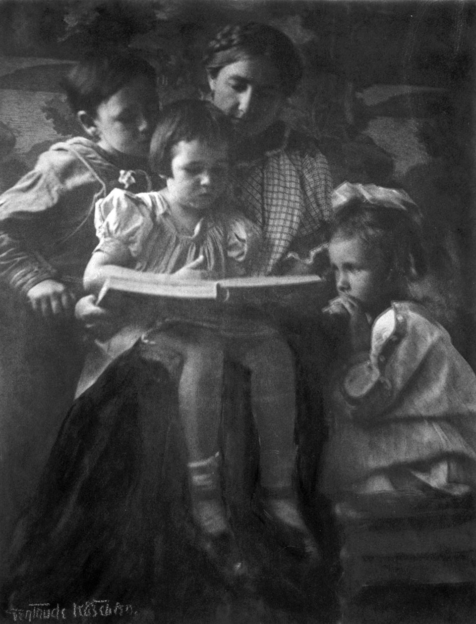 Kobieta i dzieci czytające Gertrude Kasebier 1852-1934, fotograf.. odbitka fotograficzna autorstwa Gertrude Käsebier