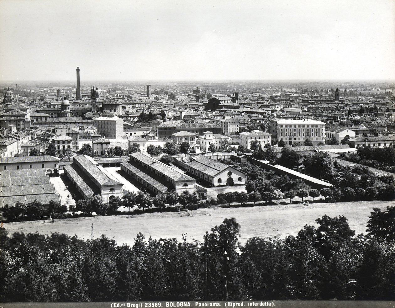 Panoramiczny widok na Bolonię z niektórymi fabrykami. autorstwa Giacomo Brogi