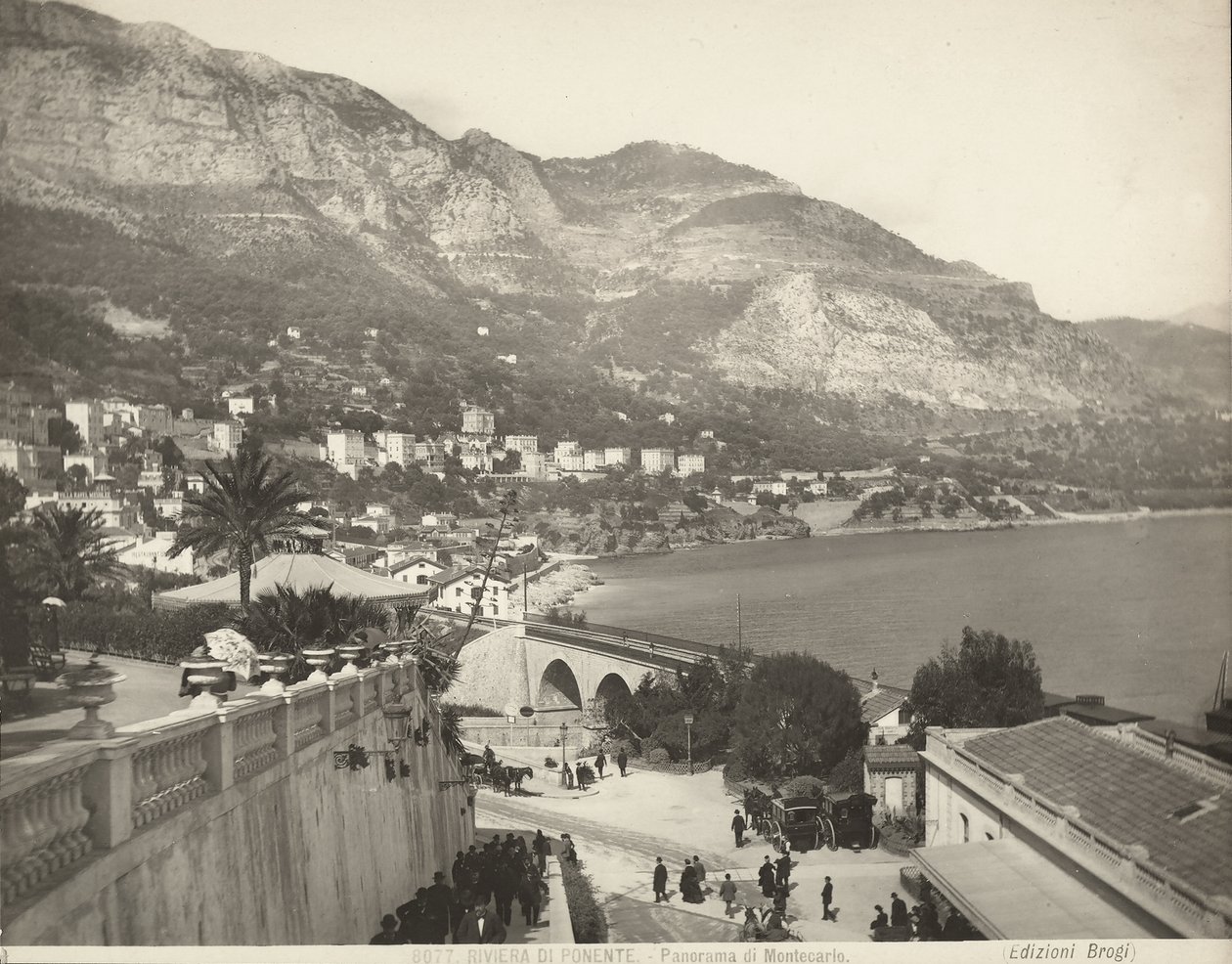 Panoramiczny widok na Montecarlo w Monako. Scena przedstawia różnych przechodniów; po lewej stronie w zbliżeniu marmurowa balustrada autorstwa Giacomo Brogi