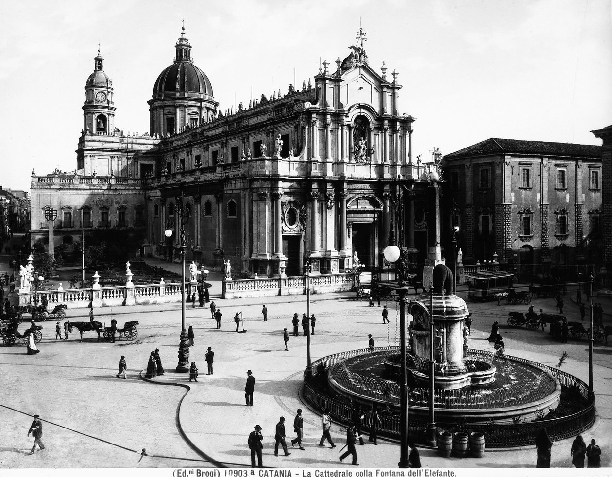 Piazza del Duomo w Katanii, z katedrą pod wezwaniem św. Agaty i Fontanną Słonia, ok. 1900 autorstwa Giacomo Brogi
