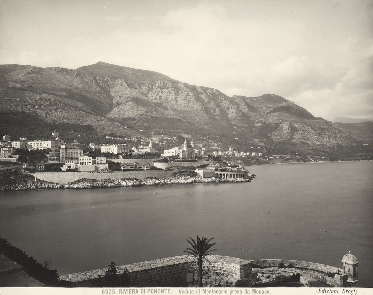 Widok na Monte Carlo, kurort z widokiem na Morze Liguryjskie. W tle wznoszą się Alpy Nadmorskie. Zdjęcie zostało zrobione z Monako autorstwa Giacomo Brogi