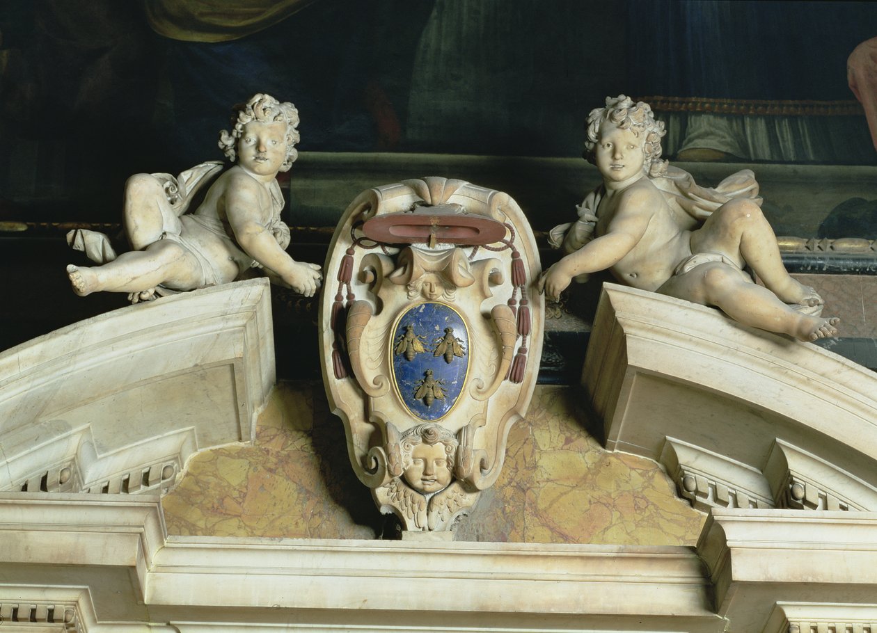 Widok wnętrza kaplicy Barberini, detal dekoracyjnego frontonu z dwoma cherubinami podtrzymującymi herb marmur, lapis lazuli autorstwa Gian Lorenzo Bernini