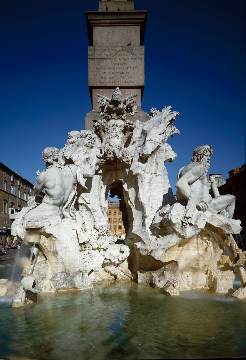 Widok na Fontannę Czterech Rzek. Rzeźba z marmuru autorstwa Gian Lorenzo Bernini