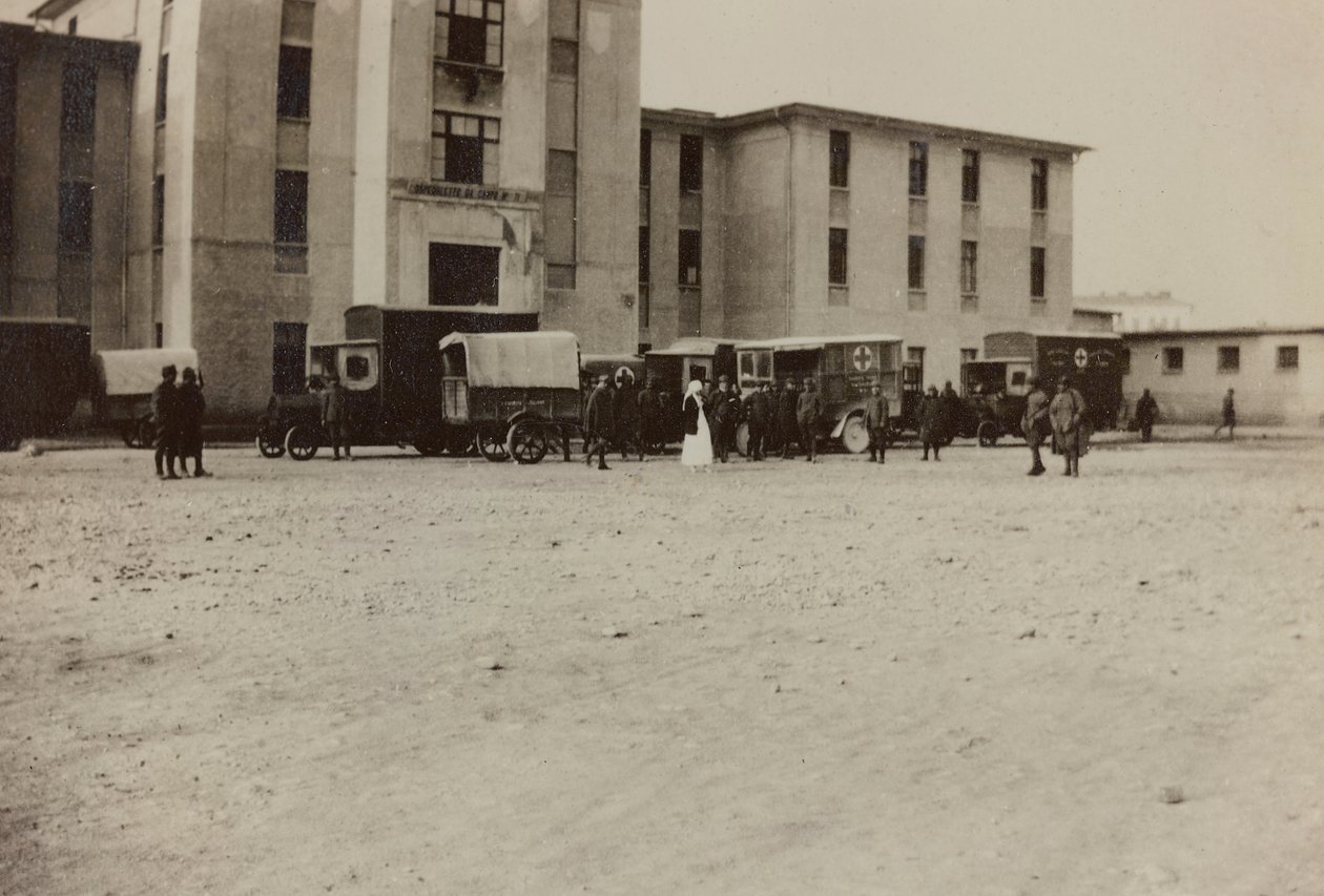 Album "Pictures of War II": włoscy żołnierze i karetki Czerwonego Krzyża w Gradisca Sagrado, Gorizia, Włochy (zdjęcie czarno-białe) autorstwa Gigliucci Gigliucci