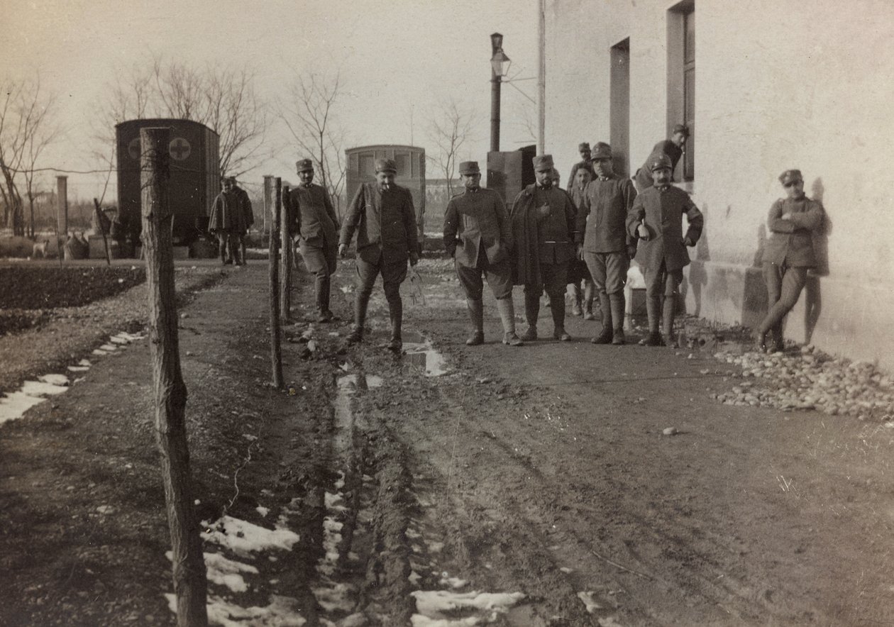 Album "Pictures of War II": włoscy żołnierze i karetki Czerwonego Krzyża w Gradisca Sagrado, Gorizia, Włochy (zdjęcie czarno-białe) autorstwa Gigliucci Gigliucci
