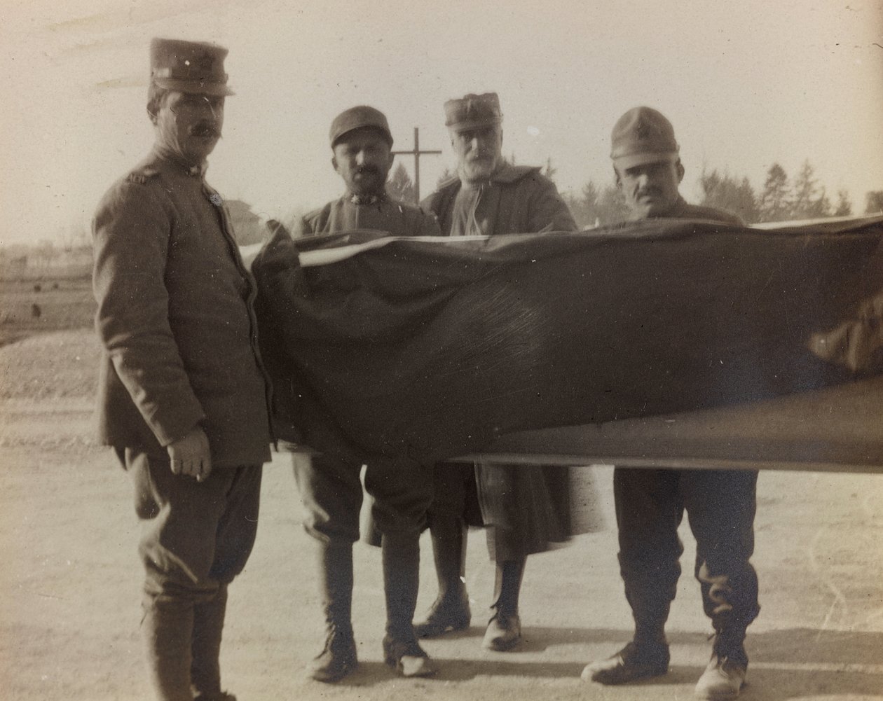 Album "Pictures of War II": Włoscy żołnierze niosą trumnę poległych w Wielkiej Wojnie (zdjęcie czarno-białe) autorstwa Gigliucci Gigliucci