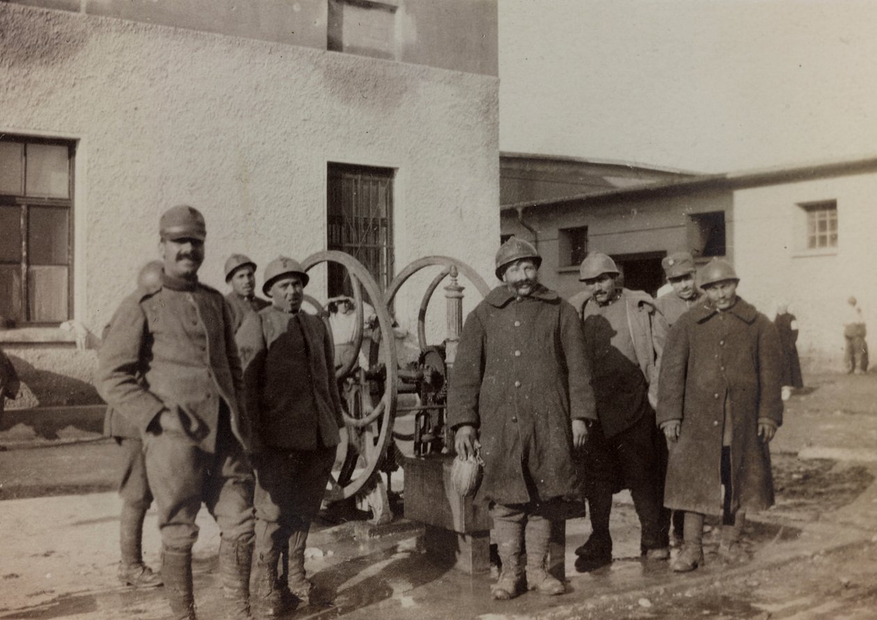 Album "Pictures of War II": włoscy żołnierze w Gradisca Sagrado, Gorizia, Włochy (zdjęcie czarno-białe) autorstwa Gigliucci Gigliucci