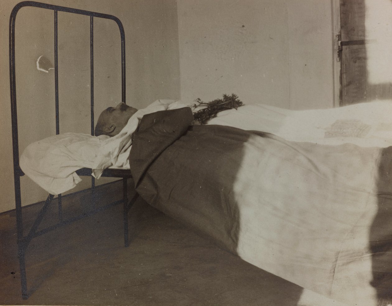 Album „Pictures of War II”: polegli podczas Wielkiej Wojny na szpitalnym łóżku (zdjęcie czarno-białe) autorstwa Gigliucci Gigliucci