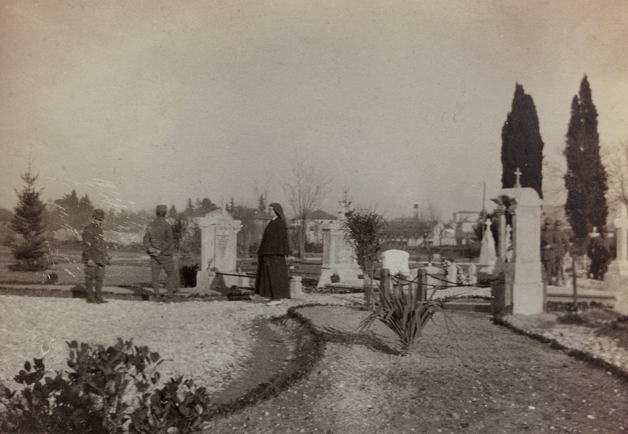 Album "Pictures of War II": żołnierze i Czerwony Krzyż na cmentarzu w Gradisca (zdjęcie czarno-białe) autorstwa Gigliucci Gigliucci