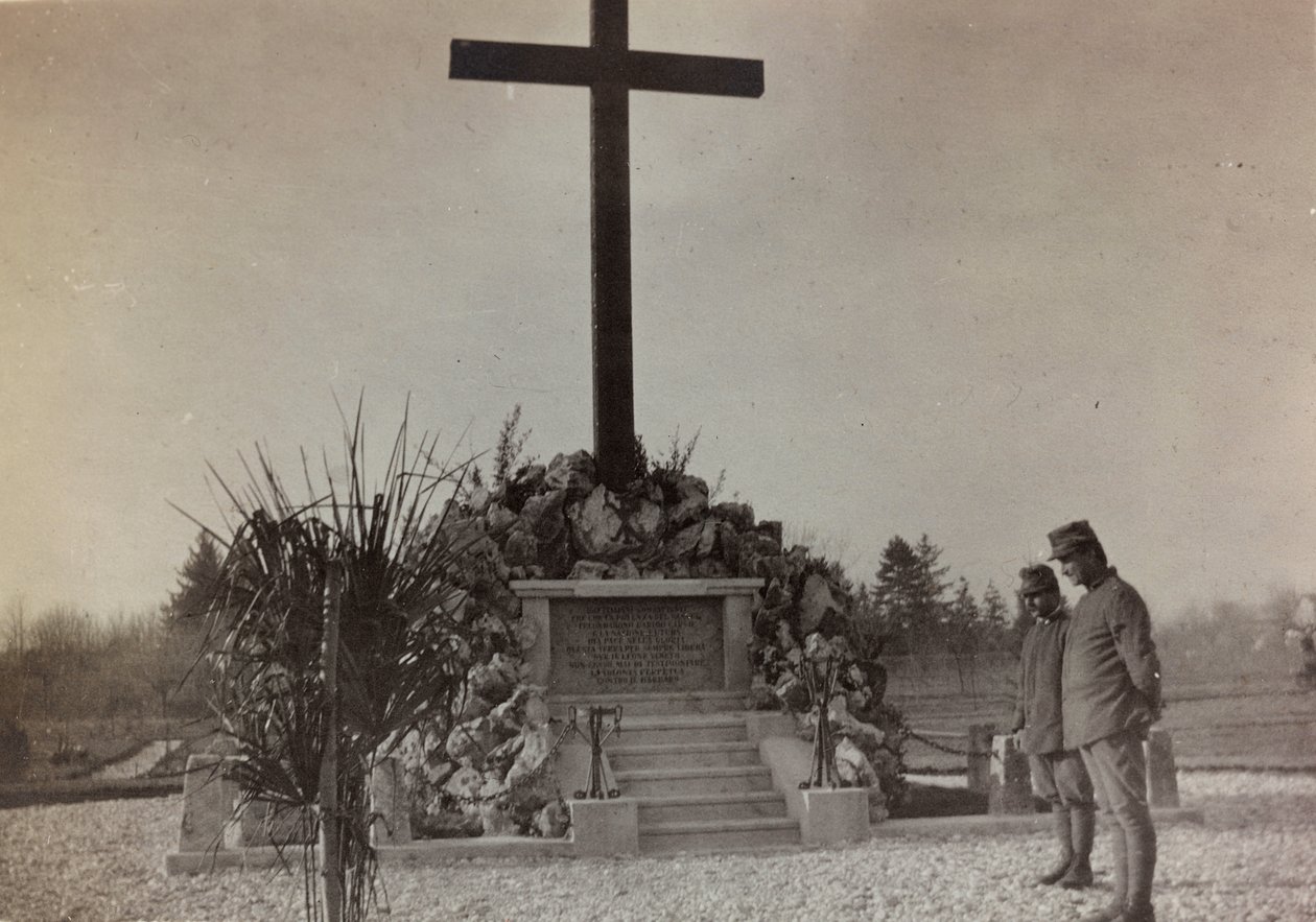 Album "Pictures of War II": pomnik wojenny w Gradisca (zdjęcie czarno-białe) autorstwa Gigliucci Gigliucci